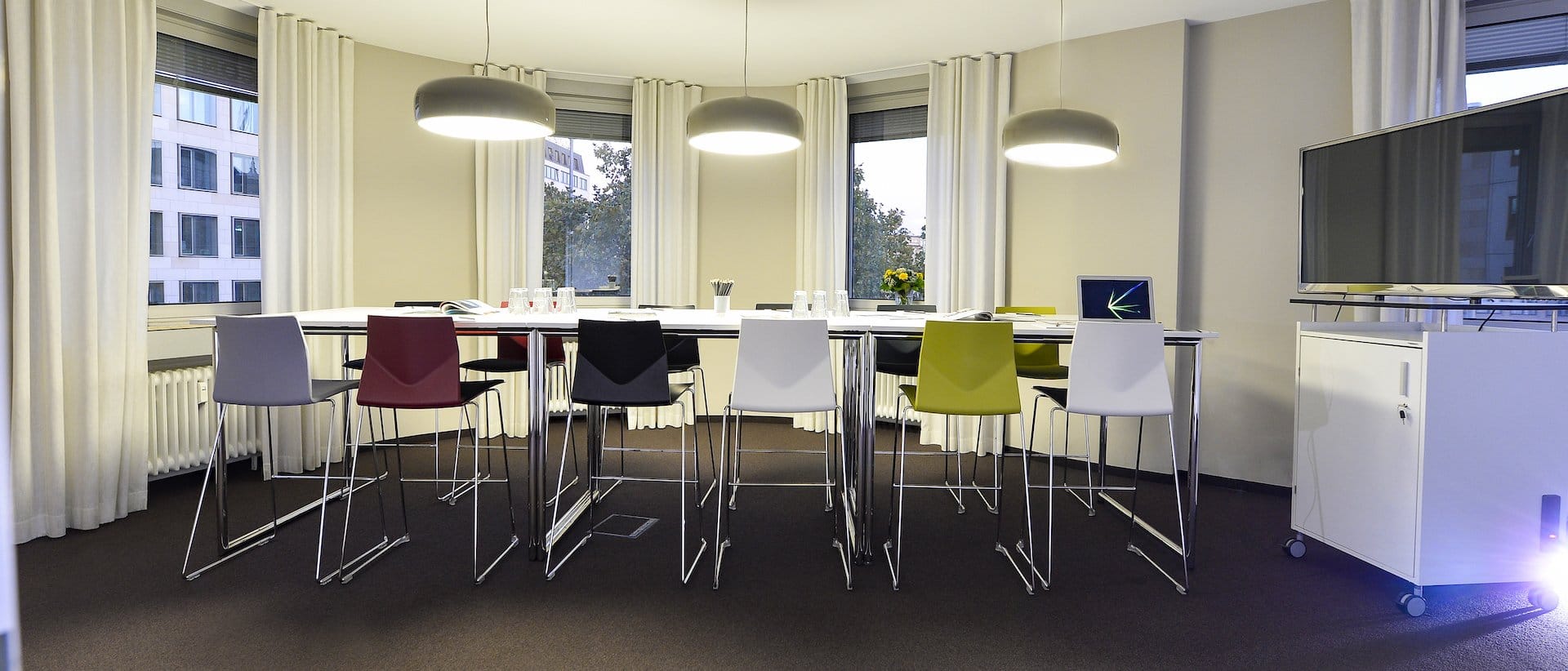 Bild von Raum Workshop mit Fokus auf die hohen Designer-Stühle und der entspannten, hellen Raumgestaltung