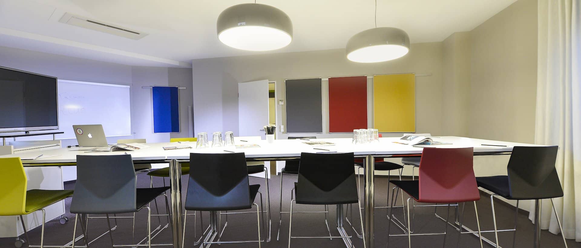 Hell, farbig mit klaren Linien - Bild zeigt den Raum Workshop, der sich besonders für kreative Meetings eignet
