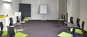 Bild heller Seminarraum bei MeetnWork Frankfurt als Beispiel mit Stuhlkreis.